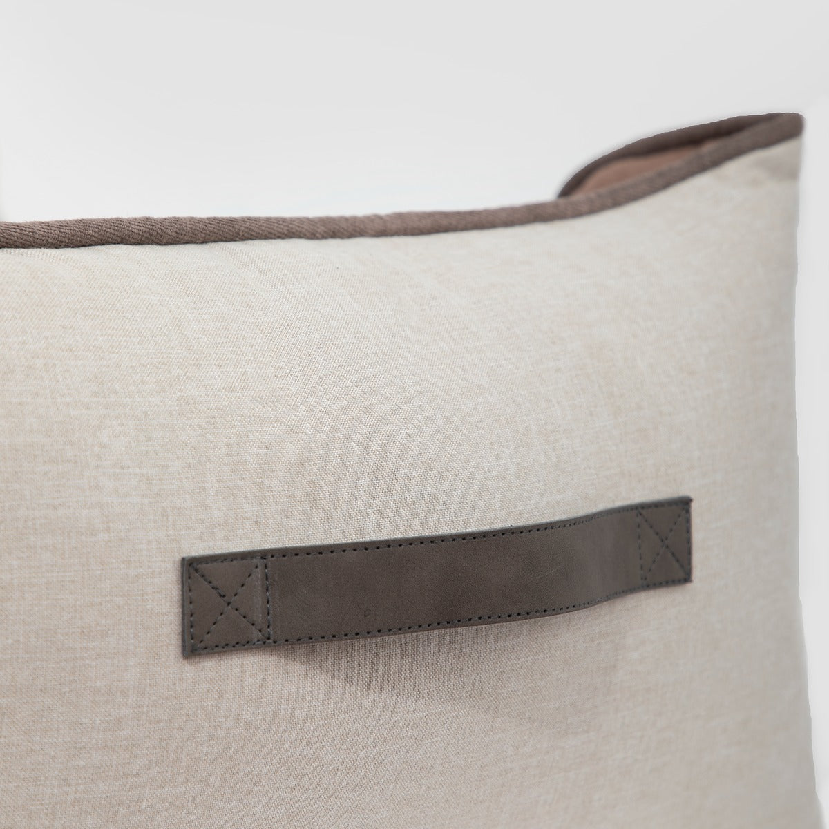 HiDREAM Four-Season Pet Bed close-up of side handle. Portable and easy-to-carry design for convenient pet travel and storage.
