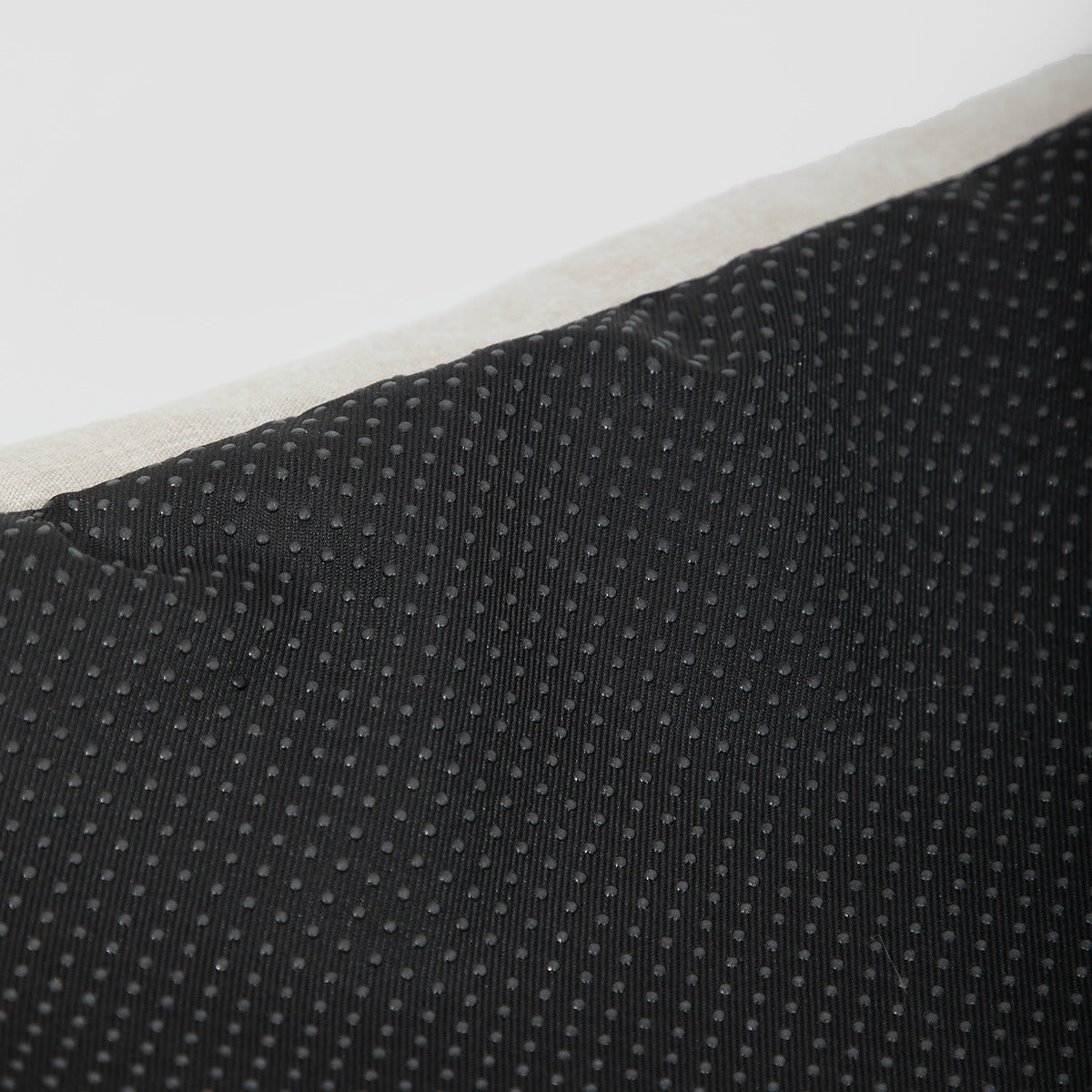 HiDREAM Four-Season Pet Bed anti-slip black base detail. Ensures stability and safety for pets on smooth surfaces.