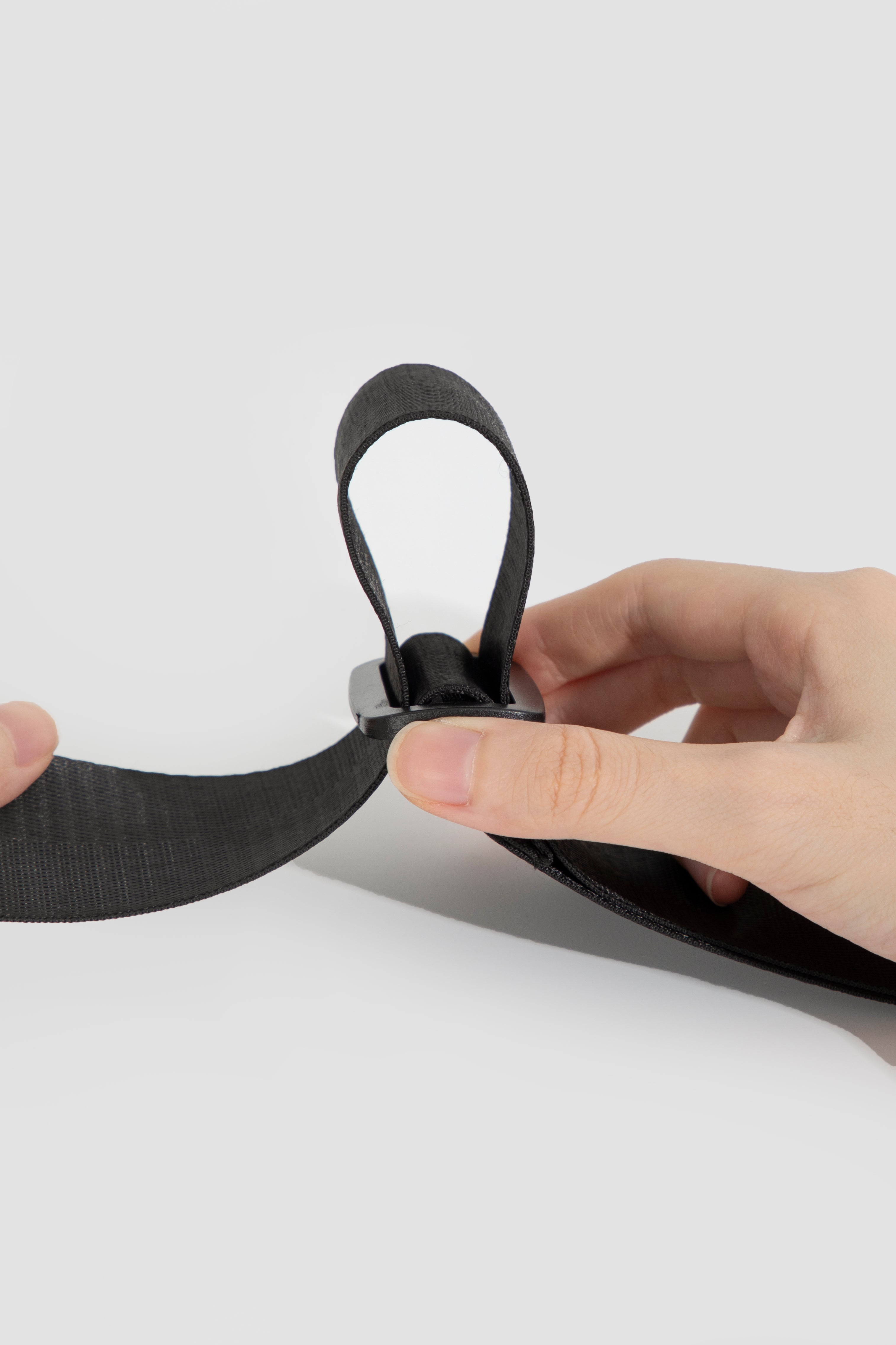 Close-up of adjustable strap loop from HiDREAM Dog & Cat Car Safety Seat. Durable and secure for pet safety.
