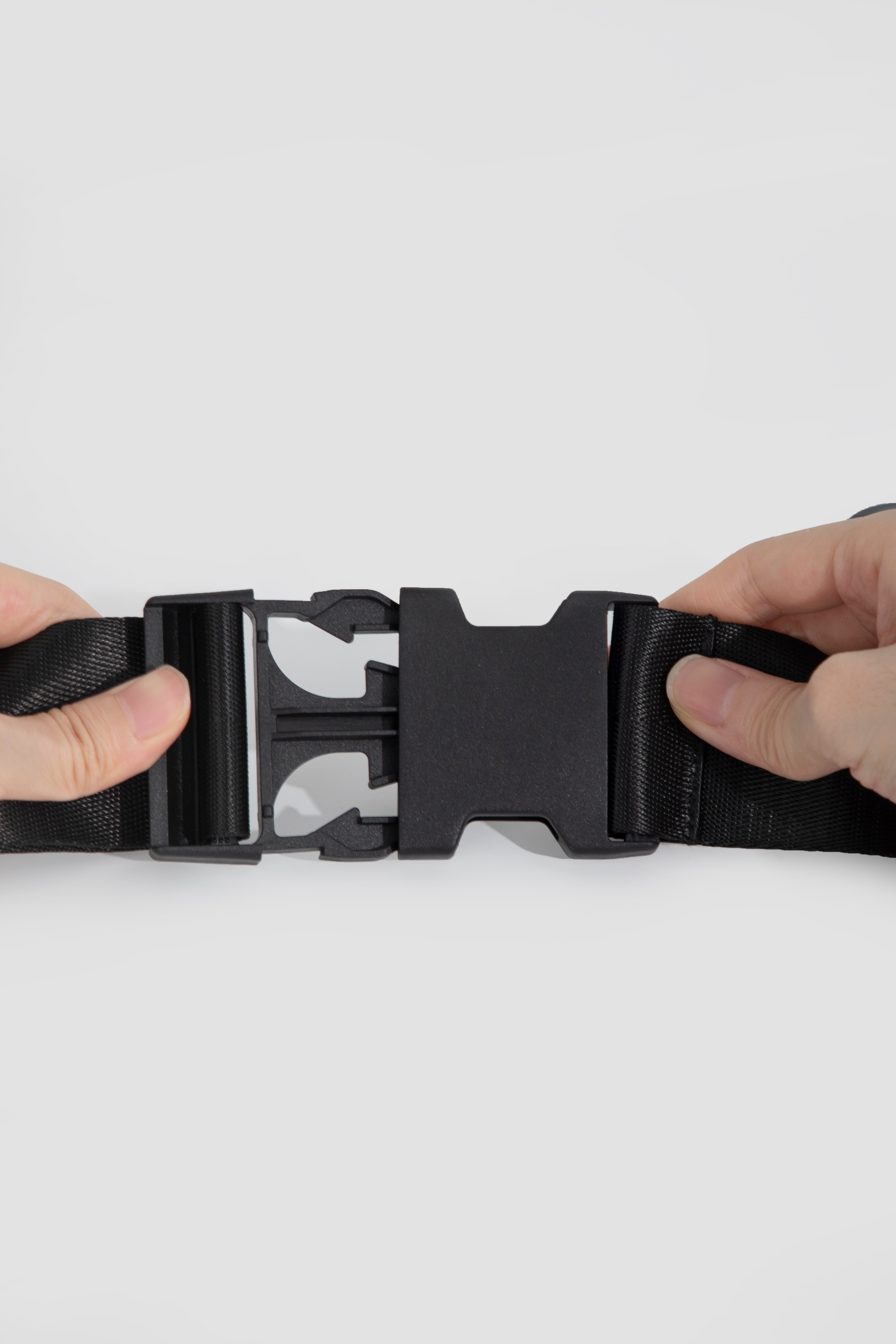 HiDREAM Dog & Cat Car Safety Seat buckle close-up. Strong, easy-to-use safety buckle for pet restraint.