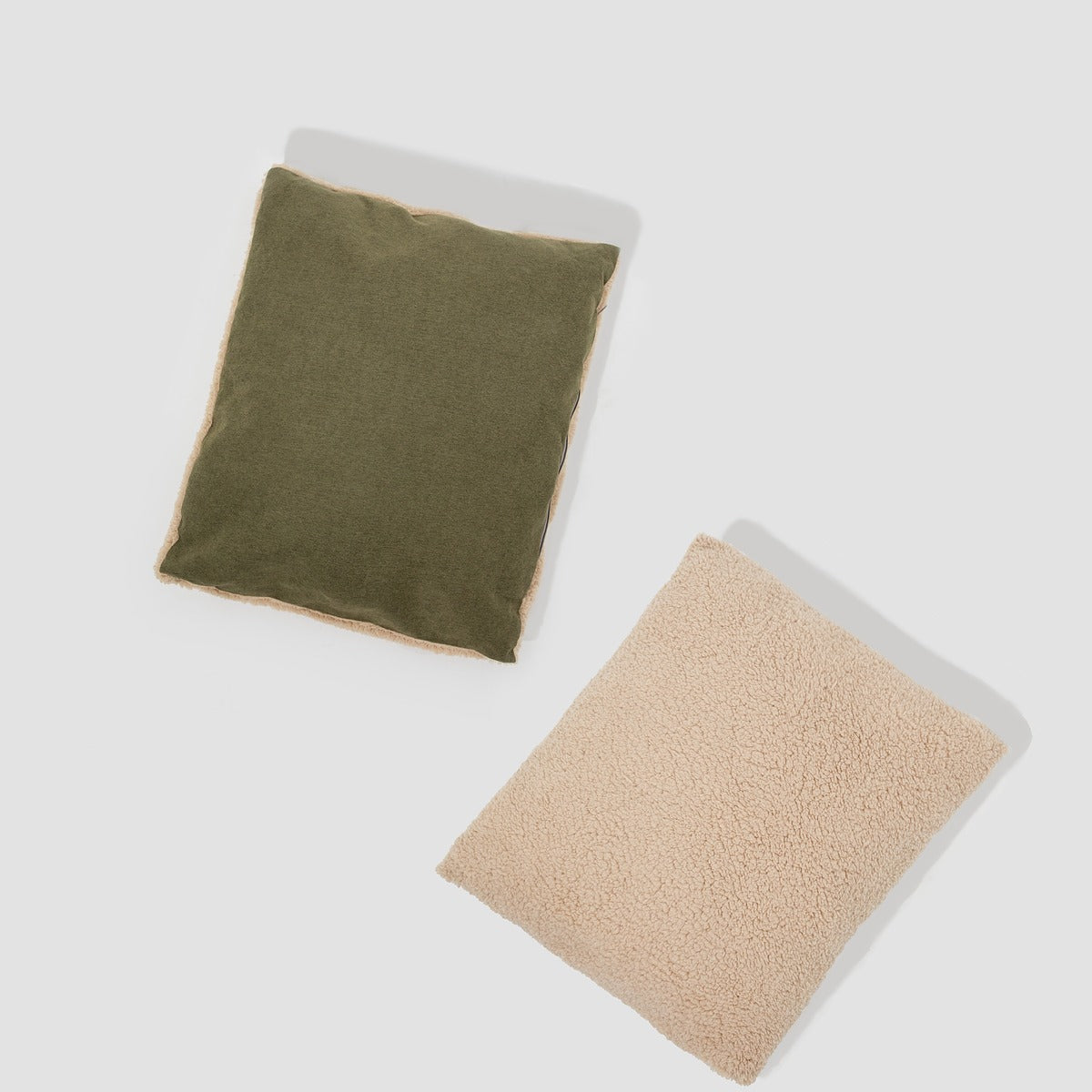 HiDREAM Four-Season Pet Bed reversible cushions in green and beige. Dual-sided design for seasonal comfort and easy cleaning.