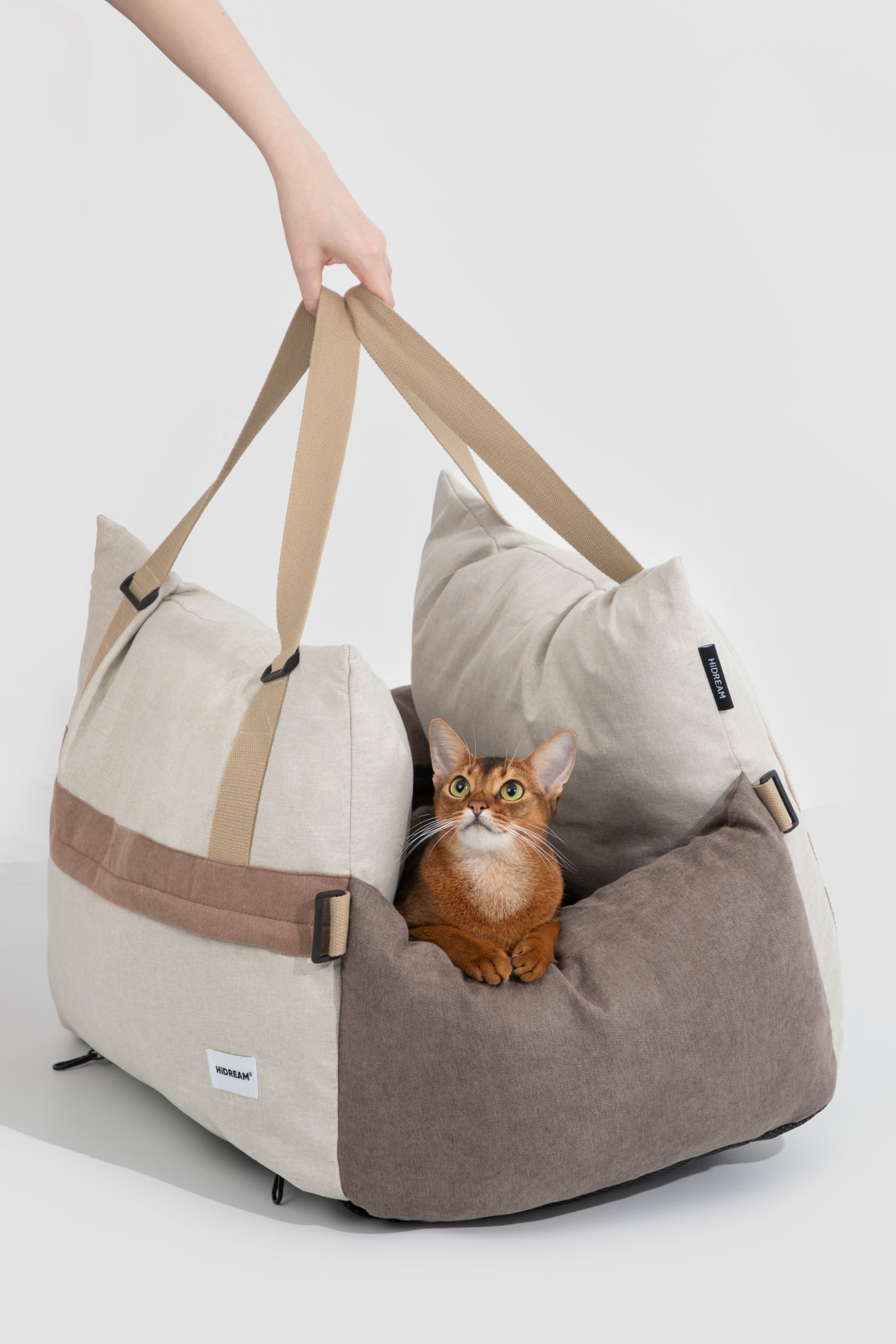 Cat sitting in HiDREAM Dog & Cat Car Safety Seat. Best safe and stylish travel bed for pets.