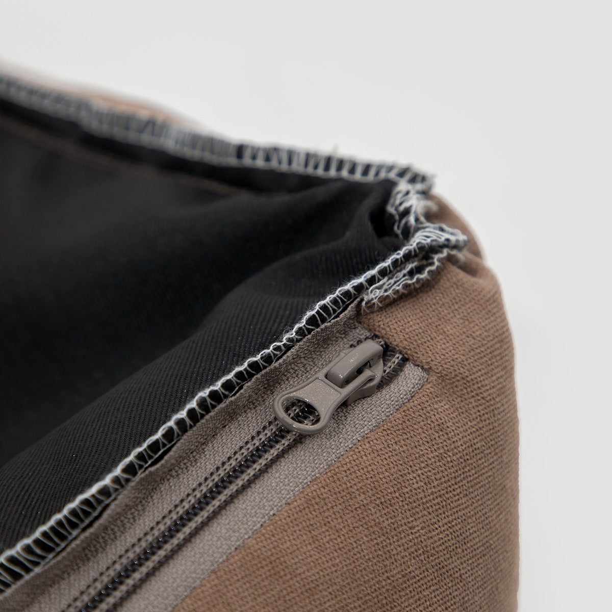 HiDREAM Four-Season Pet Bed zipper detail on inner lining. Removable cover for easy washing and long-lasting use.