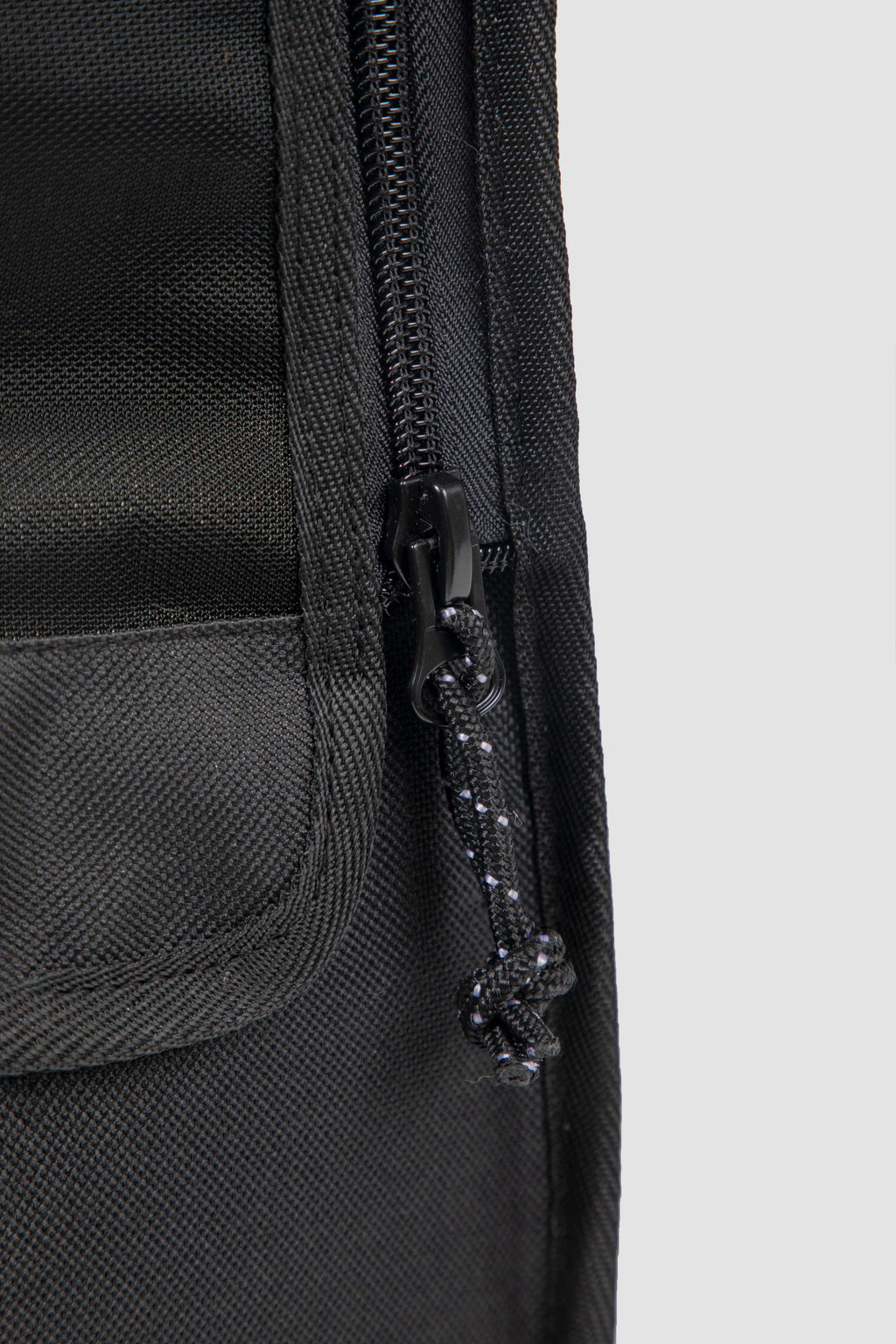 Close-up of black zipper on HiDREAM Sling Pet Carrier. Durable detail of the 3-in-1 papoose bag for stylish pet travel in Australia.