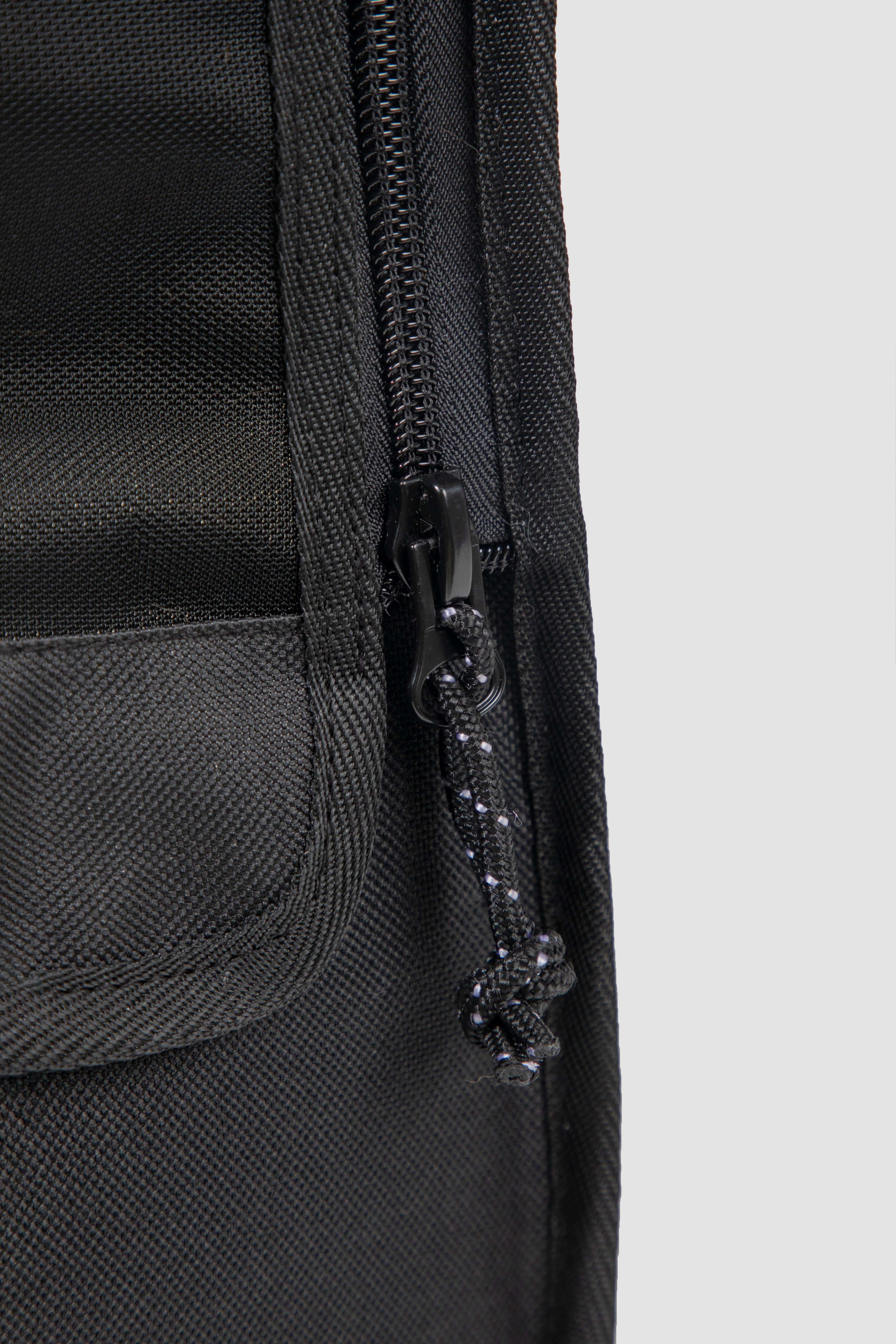 Close-up of black zipper on HiDREAM Sling Pet Carrier. Durable detail of the 3-in-1 papoose bag for stylish pet travel in Australia.