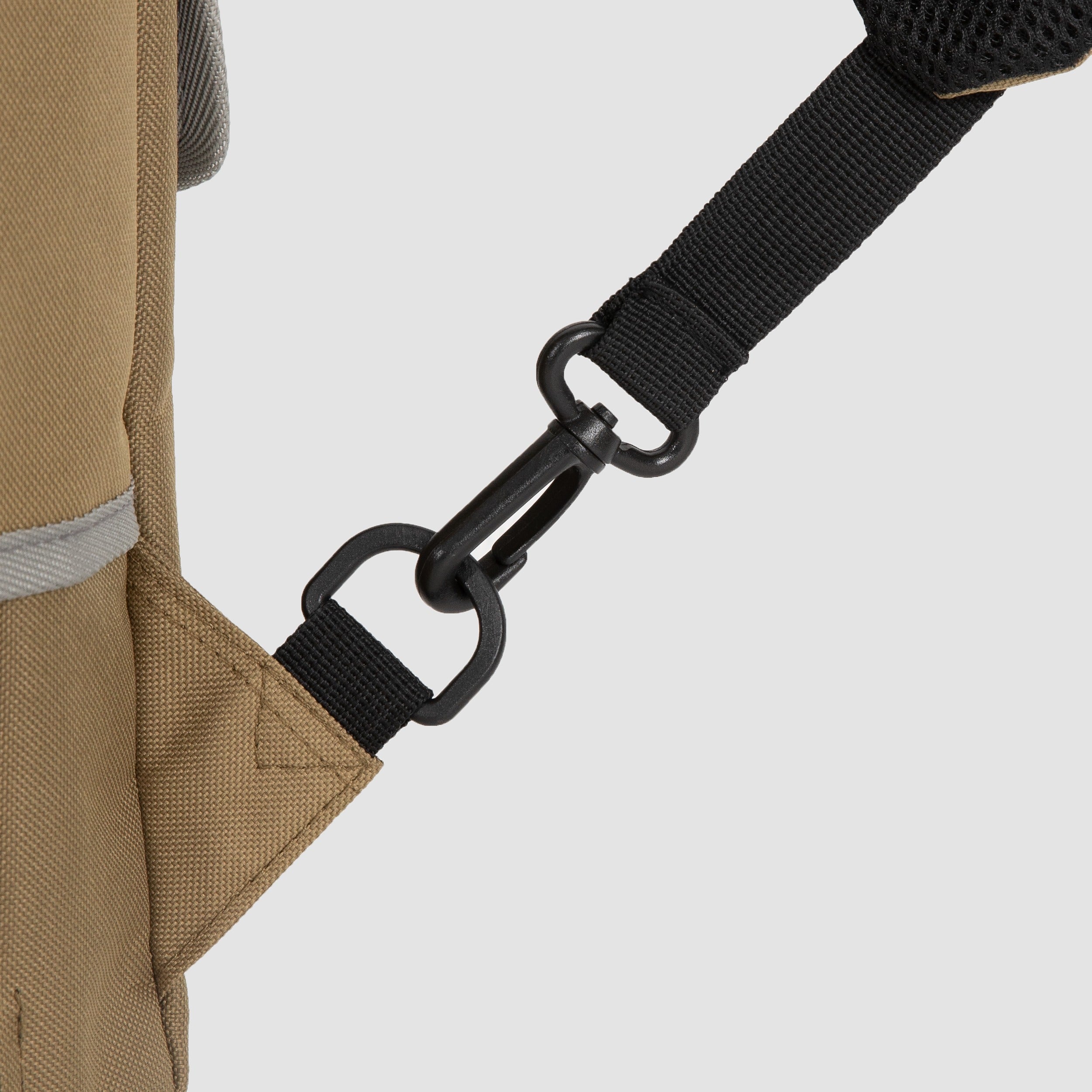 Detail of HiDREAM Pet Car Seat Backpack – Dual Use Carrier’s strap clip, highlighting its durable hardware for secure attachment.