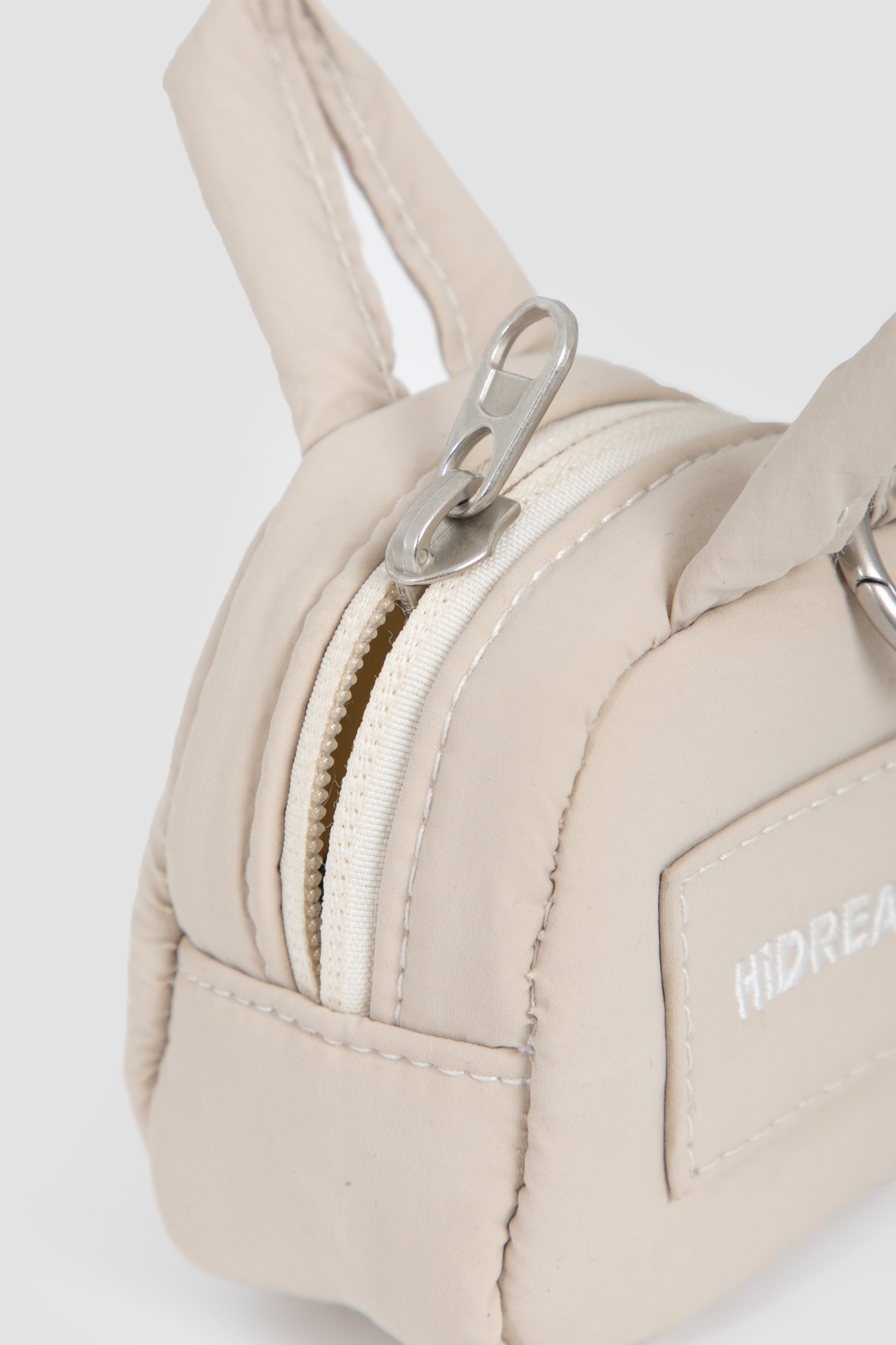 Close-up of HiDREAM Dog Poop Bag Holder zipper and clip, highlighting durable design and easy leash attachment.