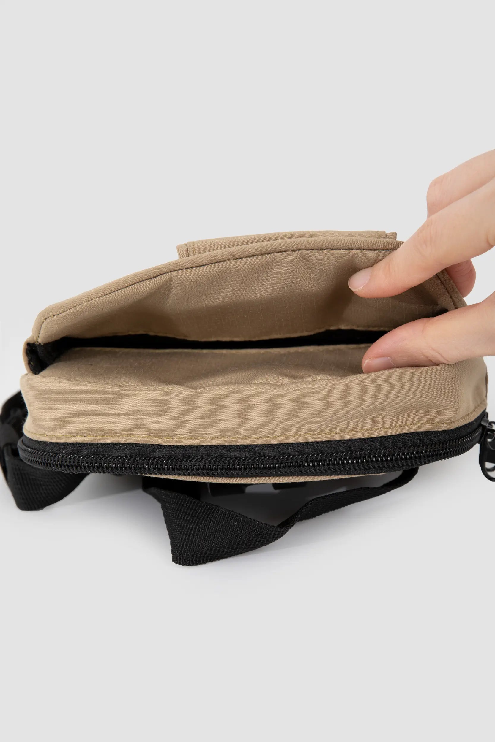 Dual magnetic closure inside the HiDREAM dog training treat pouch